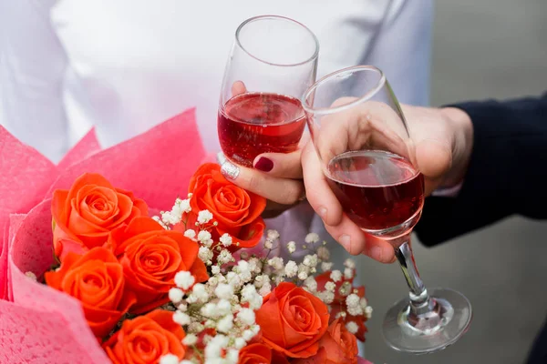 Manliga Och Kvinnliga Händer Håll Glas Med Rött Vin Över — Stockfoto