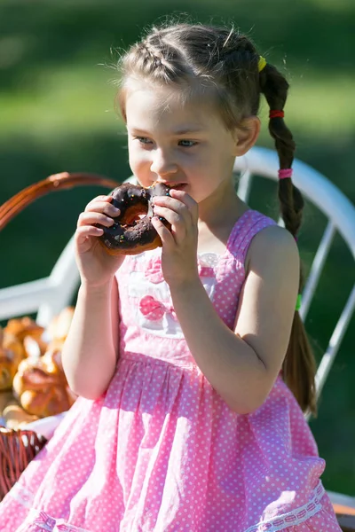 Piękna Dziewczyna Gryzie Duża Bułka Słodka Dziecko Jest Jeść Słodkie — Zdjęcie stockowe