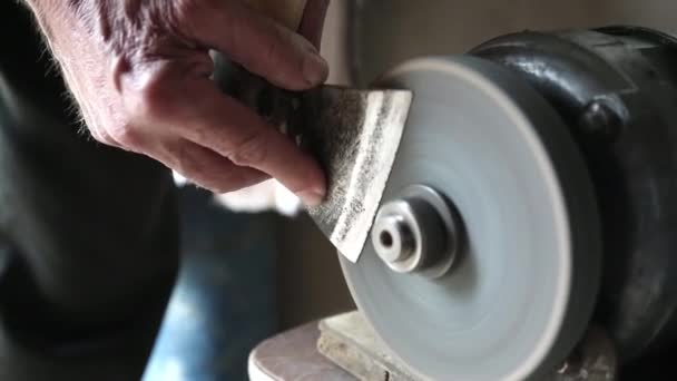 Les Mains Tiennent Une Hache Près Machine Abrasive Homme Aiguise — Video