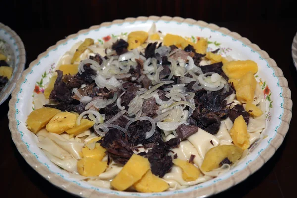 Bishbomak kazak ulusal çanak.