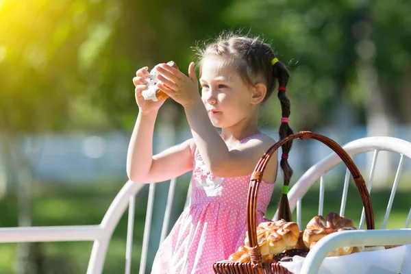 Mała Dziewczynka Siedzi Parku Miejskiego Kosz Pełen Chleba Pieczenia Mąką — Zdjęcie stockowe