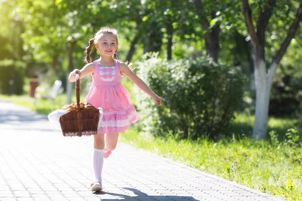 Mała Dziewczynka Biegnie Wzdłuż Ulicy Mieście Chleba Pieczenia Dziewczyna Biegnie — Zdjęcie stockowe