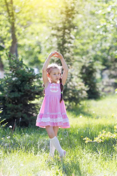 Little Girl Stood Pose Ballerina City Park Girl Depicts Ballerina — Stock Photo, Image