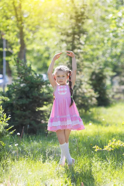 Dziewczynka Stanął Pozie Baleriny Parku Miejskim Dziewczyna Przedstawia Baletnica — Zdjęcie stockowe