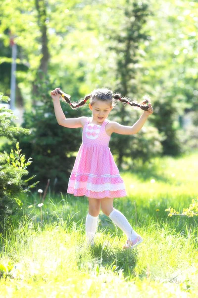 Dziewczynka Trzyma Się Włosy Parku Miejskim Dziewczyna Długie Warkocze Włosów — Zdjęcie stockowe