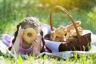Ekmek delikten kız gökyüzünde güneş bakar. Bir çocuk güneşte ekmek ile oynuyor.