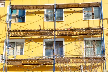 Bina, izolasyon ve kaplama cephe evin dış onarım çalışmaları