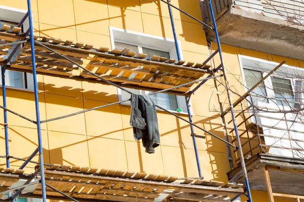 External repair work on the building, insulation and cladding of the facade of the house