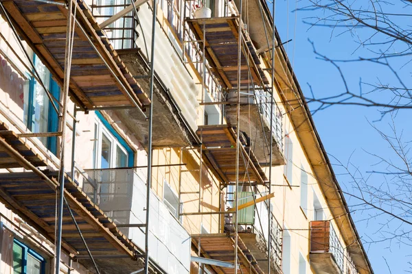 Bina, izolasyon ve kaplama cephe evin dış onarım çalışmaları