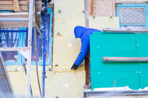 Los Trabajadores Calientan Reparan Fachada Del Edificio Antigua Casa Está — Foto de Stock