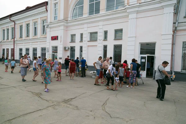 Kartaly 俄罗斯 2018 火车站 编辑贸易在火车站的围裙为游人 — 图库照片