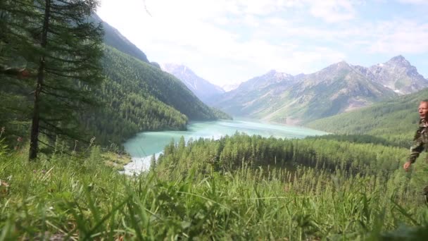 Dağın Zirvesine Toplantı Turist Erkek Turistler Dağın Zirvesine Fethetti Yolun — Stok video