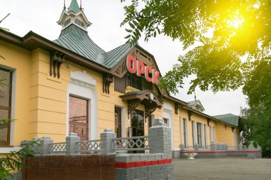 Şehir Orsk, Orenburg bölgesi, Rusya demiryolu İstasyonu şehir Orsk qurğu bina.