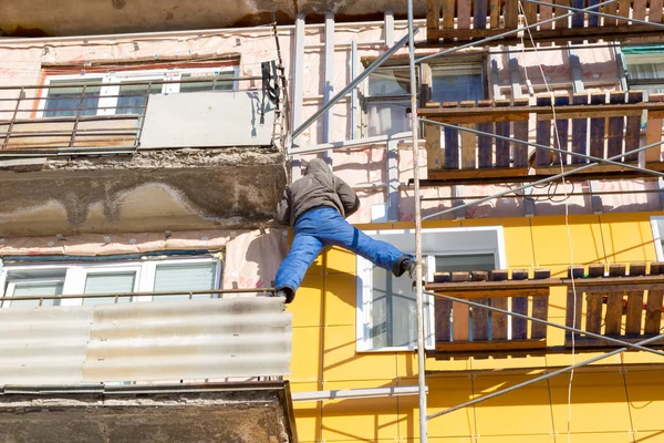 Hombre Trabaja Altura Edificio Apartamentos Abrochado Viola Las Reglas Del — Foto de Stock
