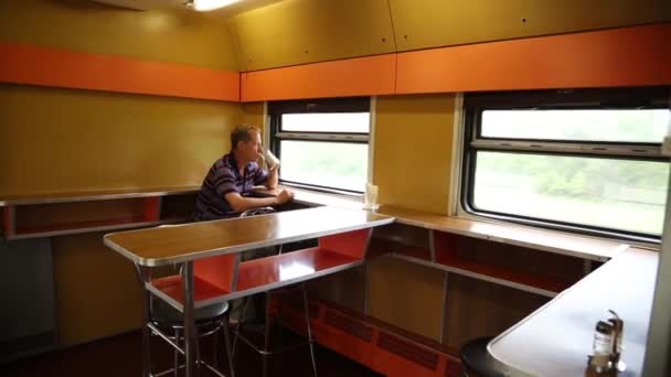 一个男人坐在火车餐厅里 一个40岁50岁的男人正在长途火车上喝茶 — 图库视频影像