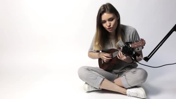 Küçük Bir Gitar Ukulele Ile Bir Şarkıcı Beyaz Arka Plan — Stok video