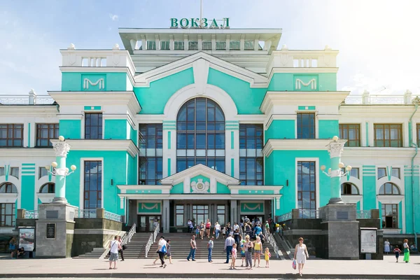 Rosja Omsk Dworzec Kolejowy 2018 Redakcji Ludzie Chodzą Pobliżu Dworca — Zdjęcie stockowe