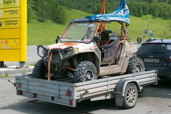 Rusya, benzin istasyonu Omsk, 07 06 2018 yayın. Bir araba römork bir sporda Atv.