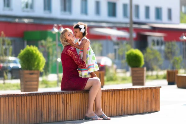 Caucasian Woman Black Girl Sitting Bench Mom Daughter Resting Bench — Stock Photo, Image