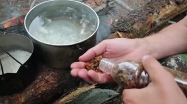 Turistler için kurutulmuş et. Bir adam elini tehlikede yemek için içine kuru et dökülen.