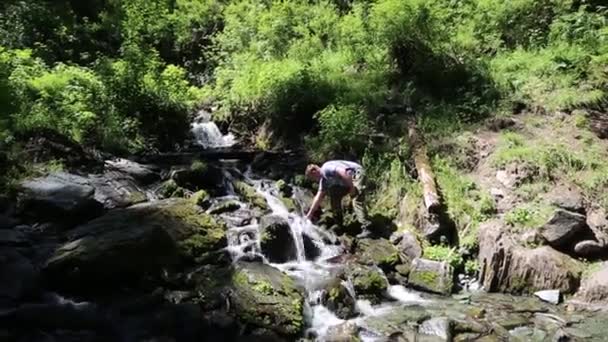 Turista Pije Vodu Horského Potůčku Člověk Pije Nalévá Studená Voda — Stock video