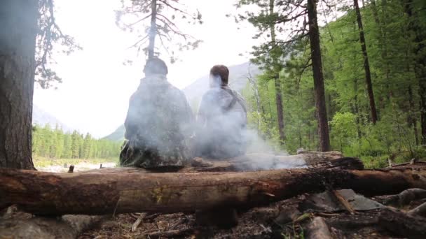 Dva Muži Sedí Holení Ohni Turisté Lesní Bratři Sedět Zády — Stock video