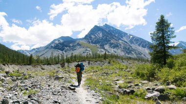 Turistik bir uzak yüksek Dağı'na gider. Dağları aşarak bir yolculuğa bir adam bir sırt çantası ile gider.