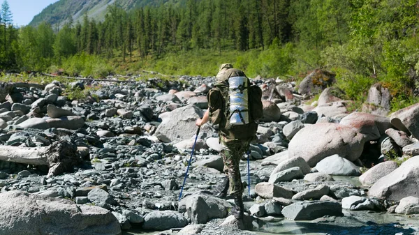肩扛着背包的人走在石头上 俄罗斯阿尔泰共和国的一条高山上的游客漫步 — 图库照片
