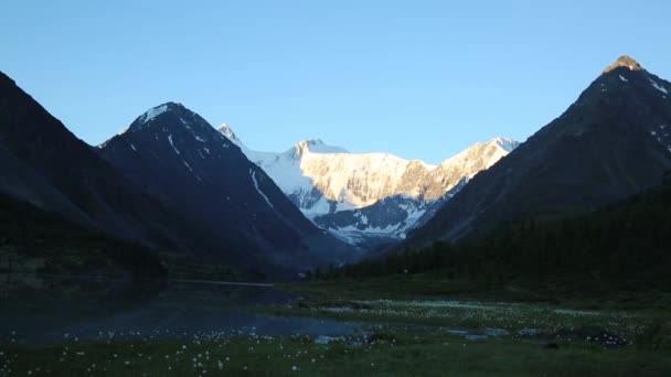 Dageraad Altai Gebergte Eerste Stralen Van Zon Val Naar Top — Stockvideo