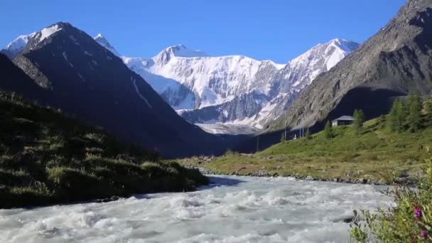 Een Prachtig Landschap Met Een Rivier Berg Hoge Bergen Een — Stockvideo