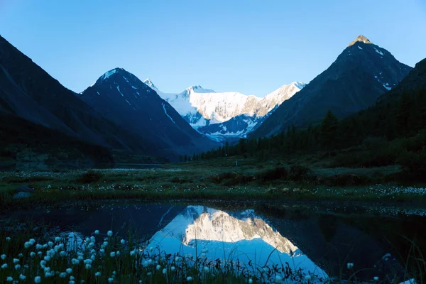 Amanecer Las Montañas Altai Los Primeros Rayos Del Sol Caen — Foto de Stock
