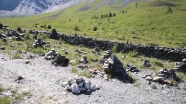 Dağlarda eski taş binalar. Taş şehir antik insanların, turizm sitesi kutsal bir yerdir.