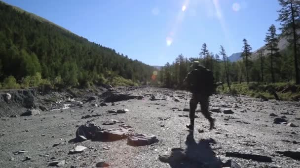 Toerist Loopt Van Gevaar Bergen Man Erg Bang Loopt Met — Stockvideo