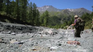 Erkekler doğanın vahşi yerlere seyahat. İki turist kurumuş bir nehir yatağı yürüyor.