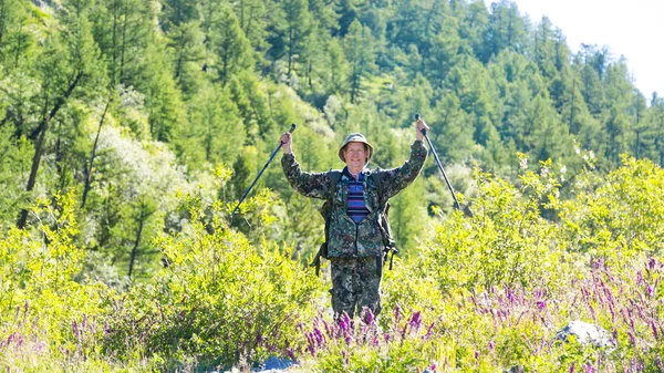 Homme Leva Les Bras Joie Victoire Tourisme Connaît Succès — Photo