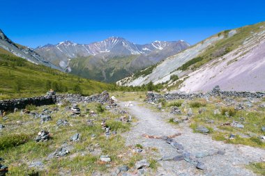 Taş şehir eski insanlar, turizm sitesi kutsal bir yerdir. Dağlarda eski taş binalar.
