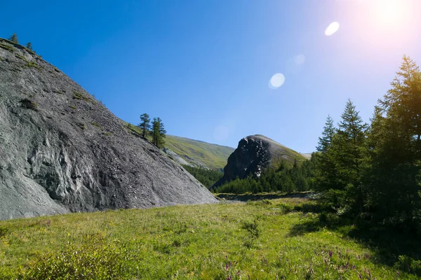 阿尔泰的一座黑色矿物的高山 黑山在俄国 — 图库照片