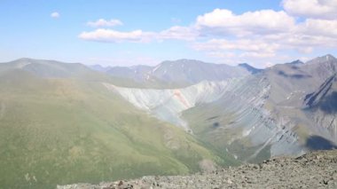 Dağın tepesinden görüntüleyin. Yüksek dağlar manzara, dağları nın nefes kesen güzellik.