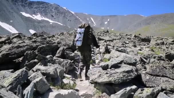 Bir Turist Büyük Bir Sırt Çantası Ile Taşlar Yürür Dağcı — Stok video