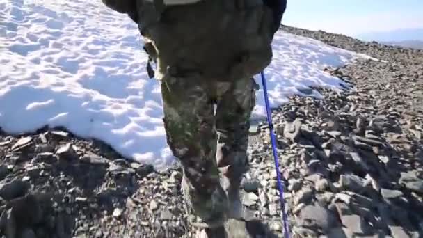 Een Toeristische Wandelingen Langs Een Pad Met Sneeuw Bedekte Een — Stockvideo