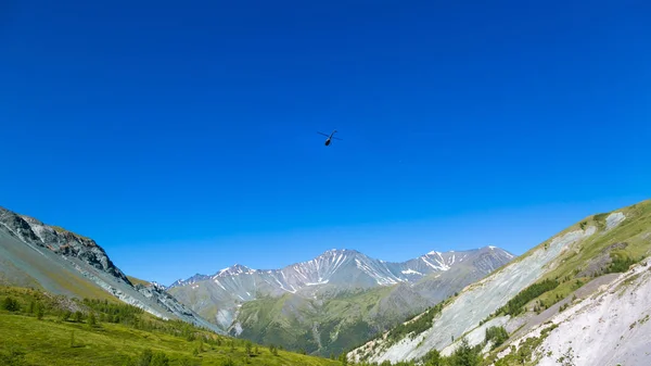 Helicóptero Cielo Sobre Las Montañas Helicóptero Sobrevuela Las Cumbres Las — Foto de Stock