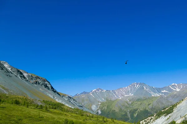 Helicóptero Cielo Sobre Las Montañas Helicóptero Sobrevuela Las Cumbres Las — Foto de Stock