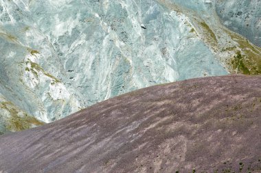 Gri ve kahverengi boyama doğanın bir mucize mineral, dağlarında. Kaya farklı renklerde, Rusya Federasyonu altay toprakları