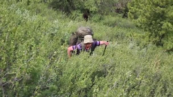 Turistické Dělá Jejich Cestu Přes Vysoké Hory Horách Muž Batohem — Stock video