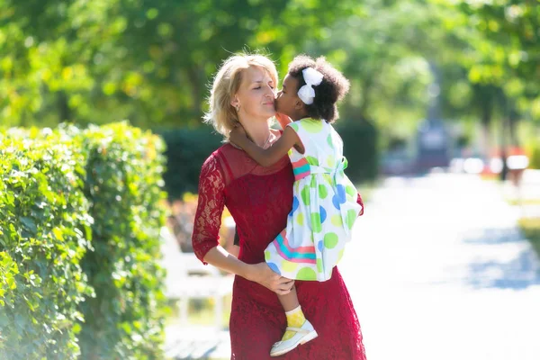 Eine Frau Die Ein Pflegekind Arm Hielt Schuf Eine Glückliche — Stockfoto