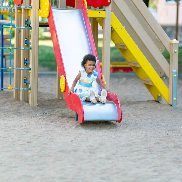 Uma Menina Anos Idade Joga Playground Uma Menina Negra Desce — Fotografia de Stock