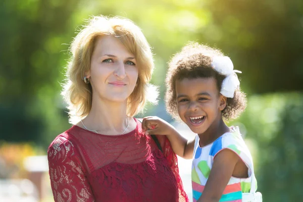 Eine Frau Die Ein Pflegekind Arm Hielt Schuf Eine Glückliche — Stockfoto