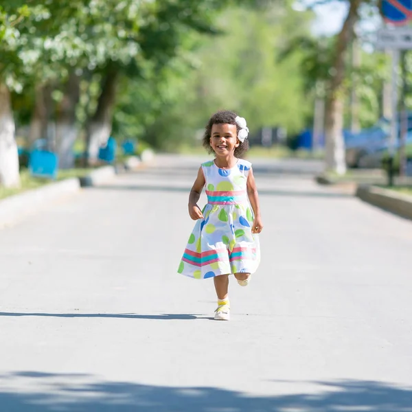 Menina Pele Escura Correndo Longo Estrada Pátio Preto Menina Corre — Fotografia de Stock