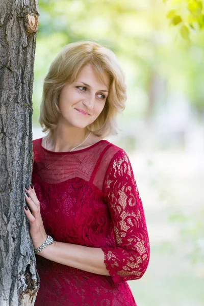 Mujer Europea Años Con Vestido Rojo Naturaleza Retrato Una Mujer — Foto de Stock