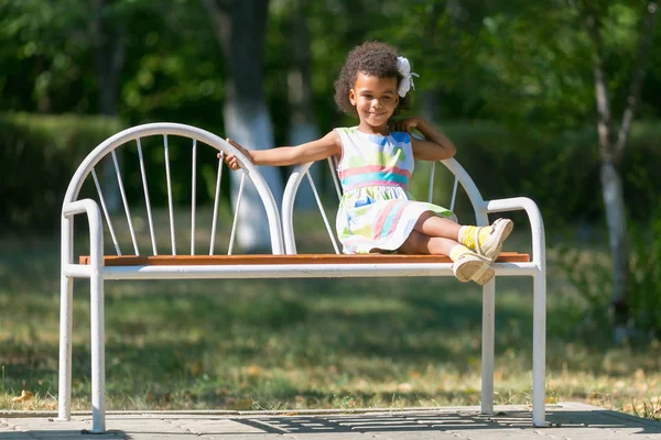 Criança Pele Escura Senta Banco Parque Menina Preta Anos Idade — Fotografia de Stock